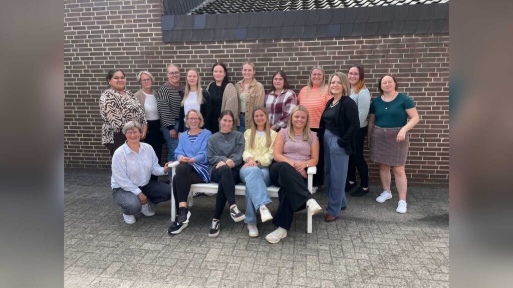 Gruppenfoto der Absolventinnen der Zusatzqualifizierung Praxismentoring mit ihren Dozentinnen und Miriam Nost von der Kreisvolkshochschule Vechta