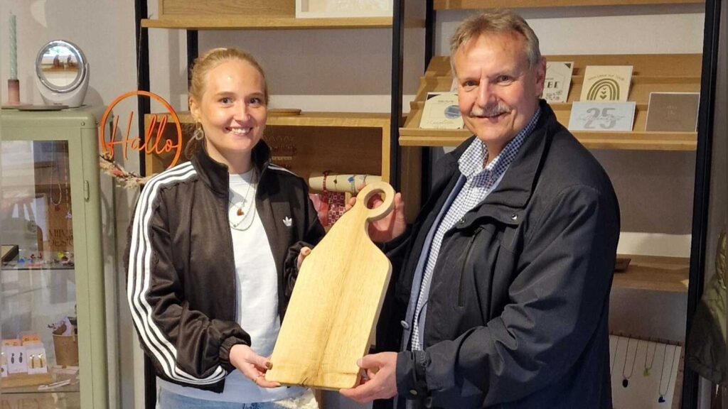 Holdorfs Bürgermeister Dr. Wolfgang Krug zu Besuch bei Kunsthandwerkerin Marie Meyer