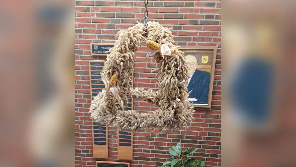 Erntekrone der Holdorfer Landjugend und des Landvolks im Foyer des Rathauses Holdorf