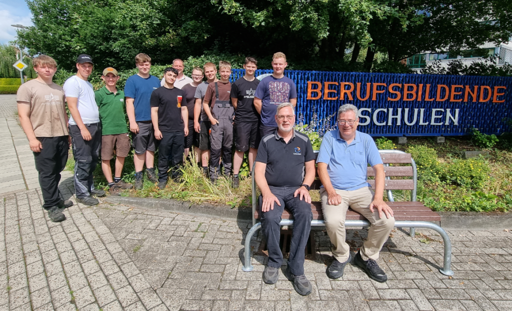 Schüler der Berufsfachschule Fahrzeugtechnik der BBS Wittmund mit den selbst gebauten Sitzbänken