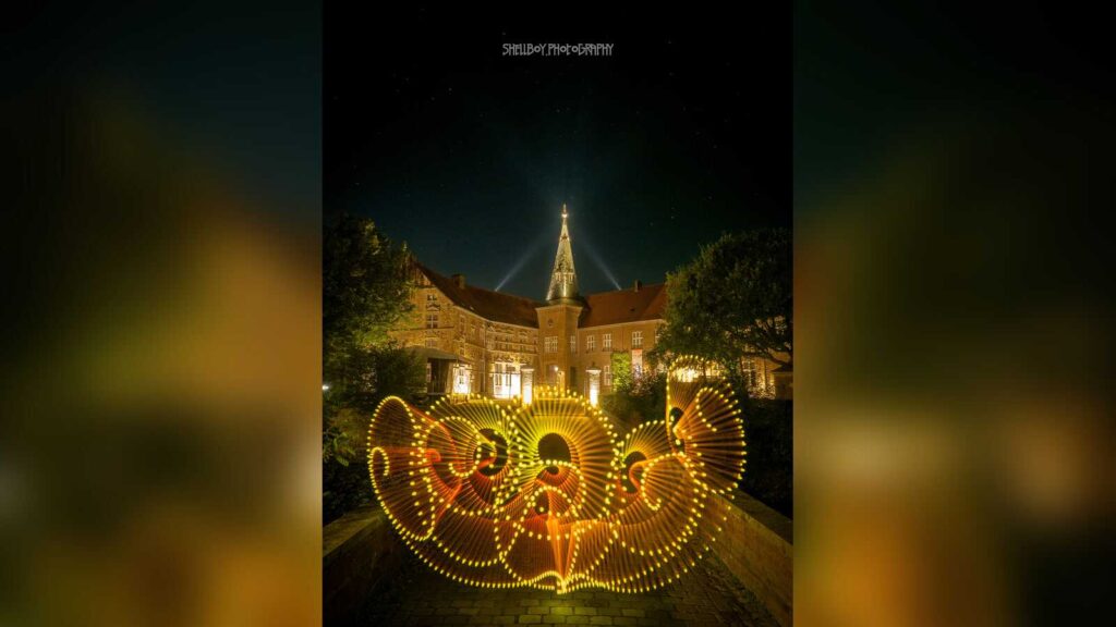 Leuchtende Lichtspuren auf einem Foto mit Langzeitbelichtung