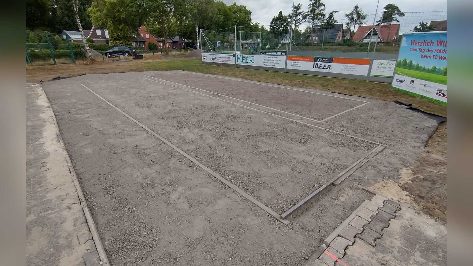 Fertige Bouleplatzfläche mit mehreren abgeteilten Bahnen auf dem Sportgelände des FC Wesuwe