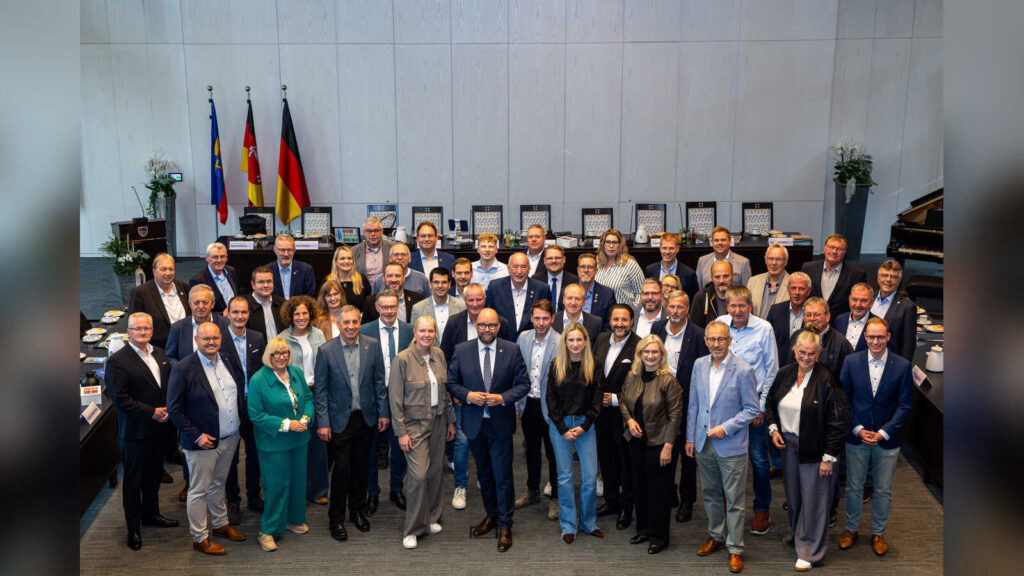 Gruppenbild der 26 verabschiedeten Kreistagsabgeordneten des Landkreises Cloppenburg mit Landrat Johann Wimberg
