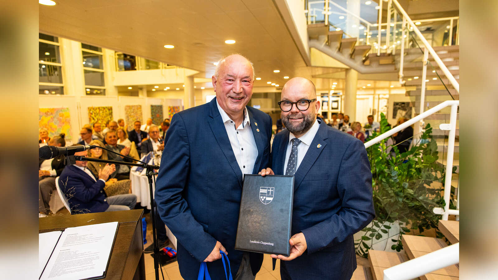 Landrat Johann Wimberg verabschiedet einen stellvertretenden Landrat nach der letzten Kreistagssitzung