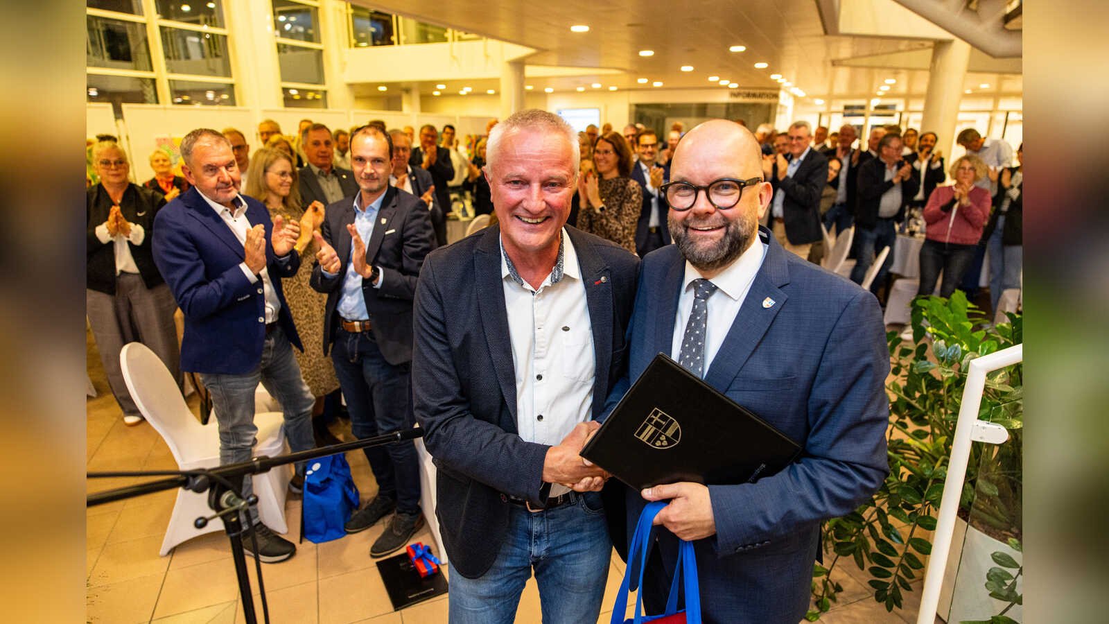 Landrat Johann Wimberg verabschiedet einen stellvertretenden Landrat nach der letzten Kreistagssitzung
