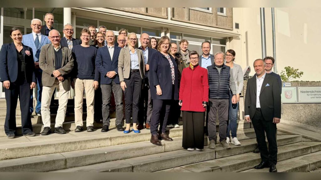 Mitglieder des Leitungsausschusses des Niedersächsischen Tierschutzplans mit Agrarstaatssekretärin Frauke Patzke
