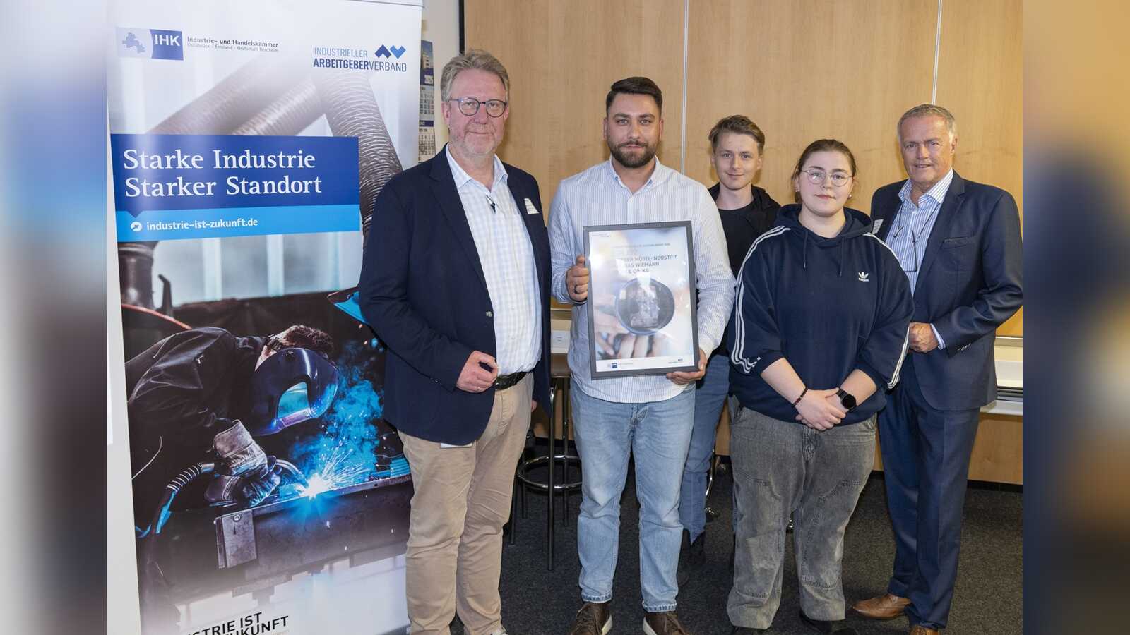 Die Azubis der Oeseder Möbel-Industrie Mathias Wiemann bei der Preisverleihung