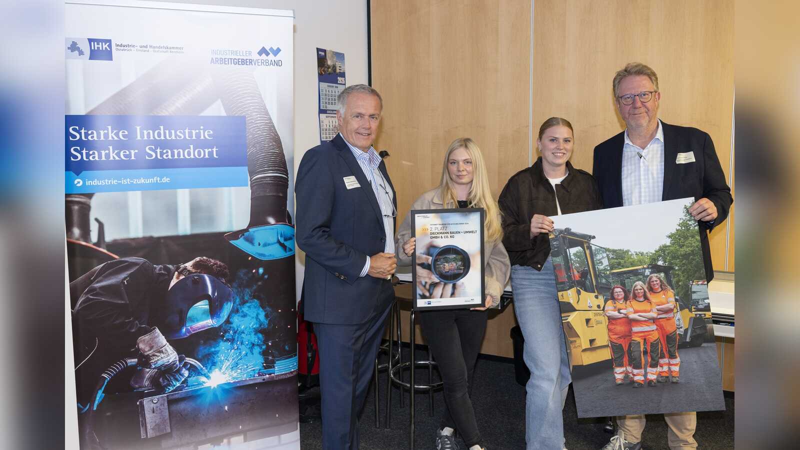 Stefan Delkeskamp und Franz-Josef Paus gratulieren den Azubis von DIECKMANN Bauen + Umwelt zum 2. Platz in der Kategorie Foto