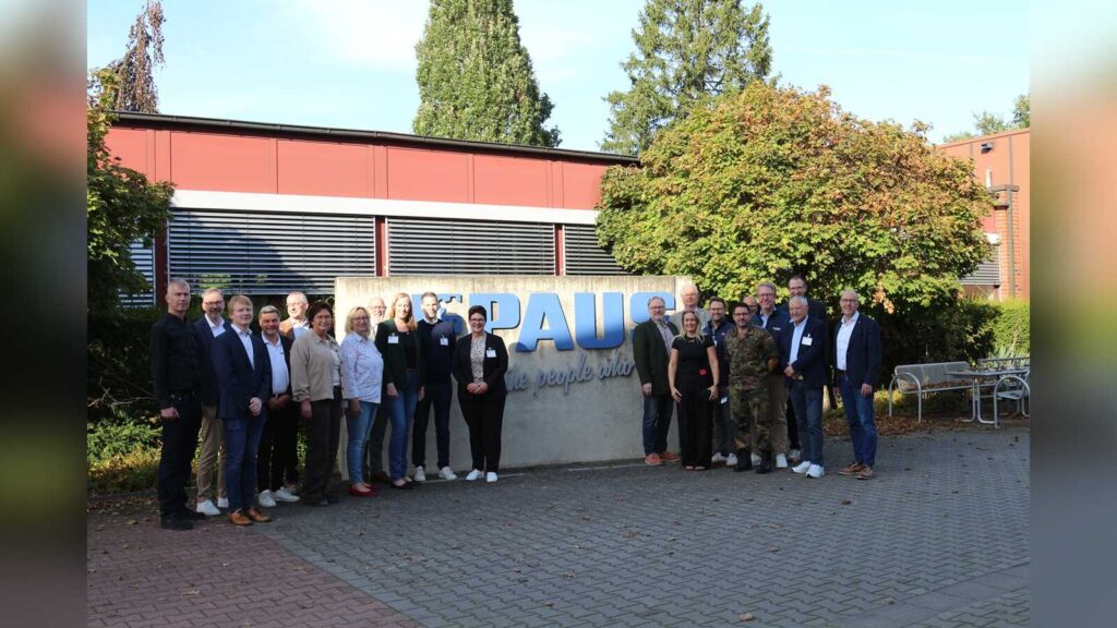 Gruppenfoto der Mitglieder und Gäste des IHK-Regionalausschusses Landkreis Emsland bei der Hermann Paus Maschinenfabrik in Emsbüren
