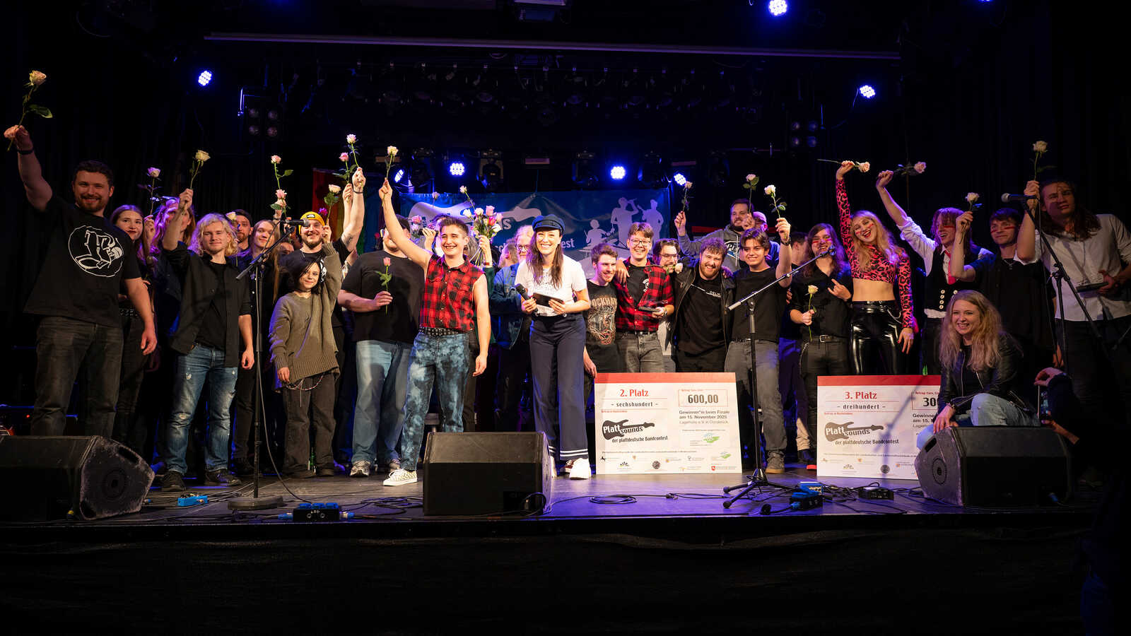 Gruppenbild der Musikerinnen und Musiker aller Finalbands beim plattdeutschen Bandcontest Plattsounds 2025