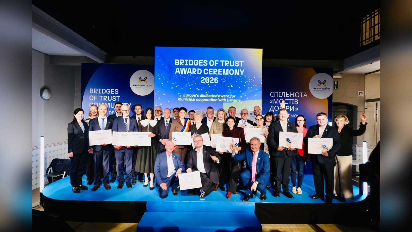 Gruppenbild aller Preisträger bei der Bridges of Trust Award Ceremony 2026 in Brüssel