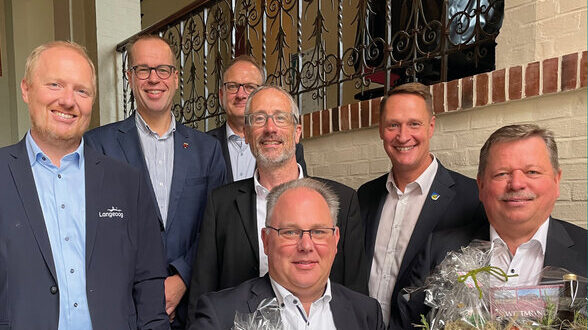 Landrat Holger Heymann verabschiedet die Samtgemeinde-Bürgermeister Harald Hinrichs und Jochen Ahrends