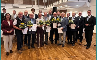 Landrat Holger Heymann mit den verabschiedeten Mitgliedern des Kreistags Wittmund