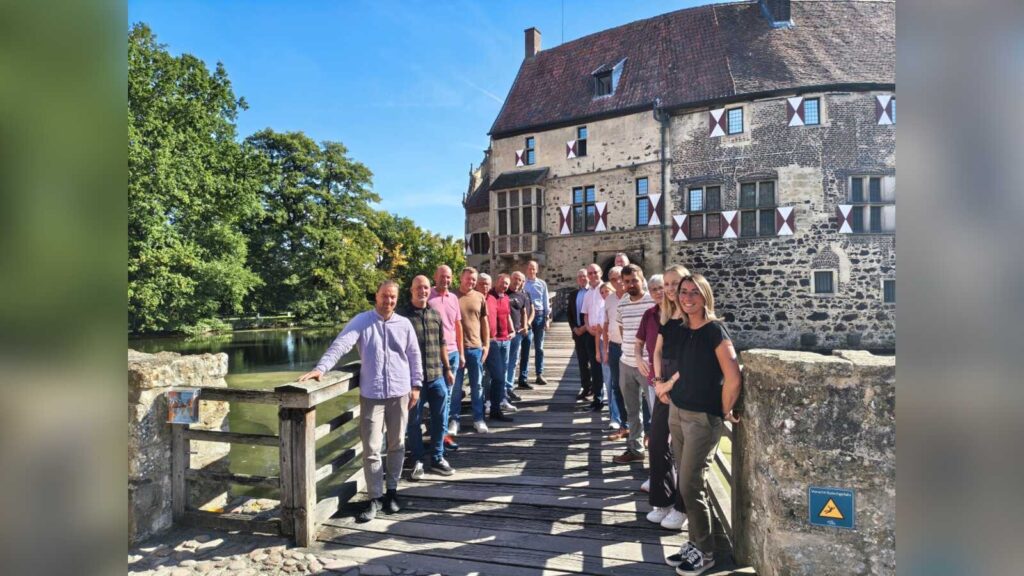 Gruppenfoto der Bauhofleitungen aus Nordrhein-Westfalen auf Burg Vischering in Lüdinghausen