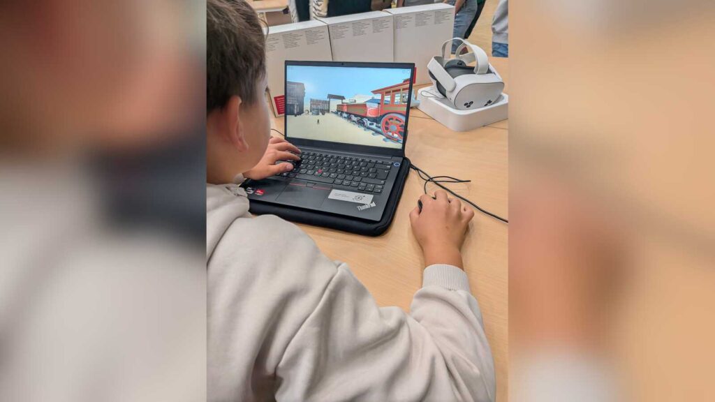 Ein Schüler erstellt am Computer eine virtuelle Welt
