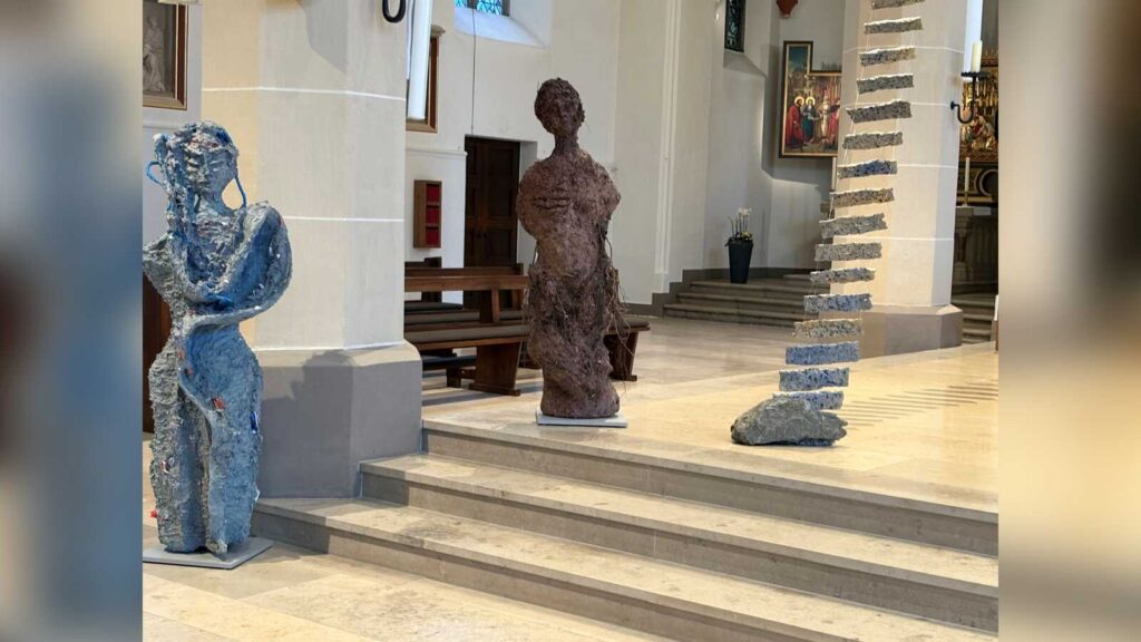 Szene aus dem interaktiven Ausstellungsprojekt „Endlich“ der Emsdettener Künstlerinnen Anne Avenarius, Hildegard Drath und Ines Klich