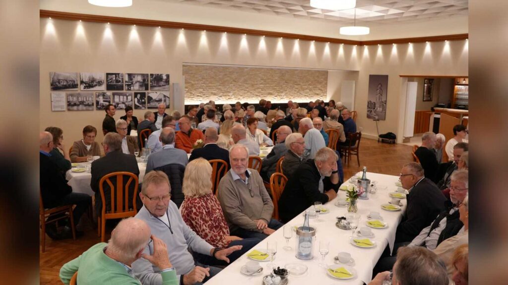 Ehemalige Mitarbeitende der Kreisverwaltung Coesfeld an Tischen in der Gaststätte Zum Coesfelder Berg