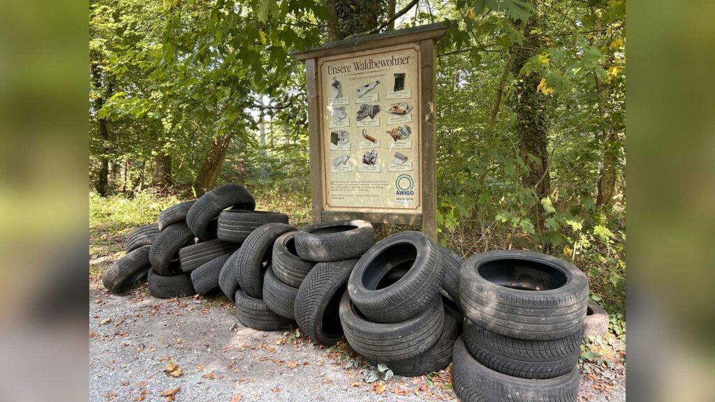 Illegal abgelegte Altreifen auf einem Wanderparkplatz