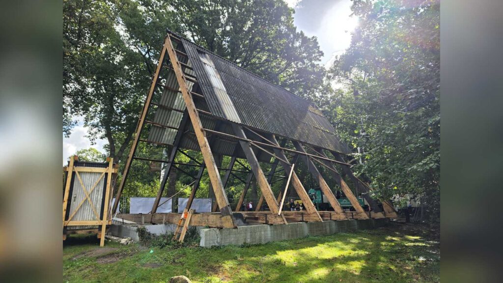 Abbauarbeiten an der Holz-Montagekirche von 1964 in Schönebeck bei Bremen