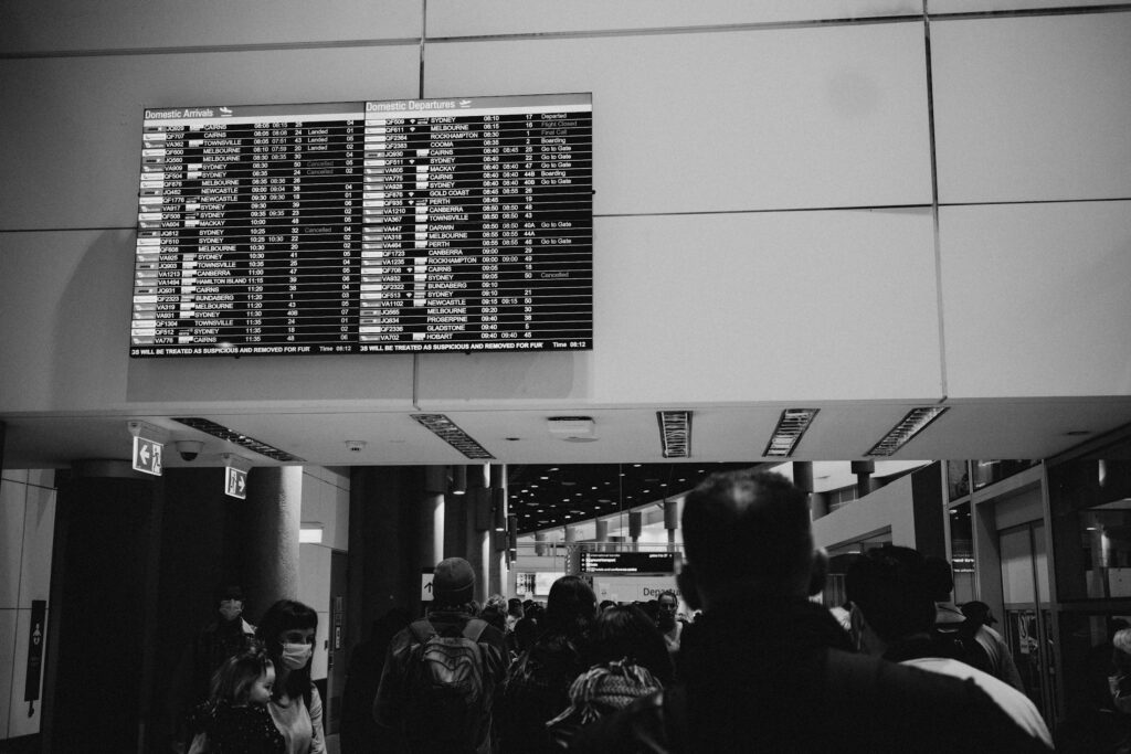 Abflugtafel in einem Flughafen mit internationalen Flugzielen, Symbolbild für Auslandsaufenthalte nach der Schule