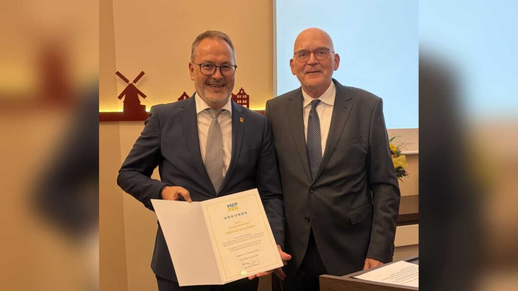 Ratsvorsitzender Hermann Sievers überreicht Meppens Bürgermeister Helmut Knurbein bei dessen Verabschiedung eine Urkunde