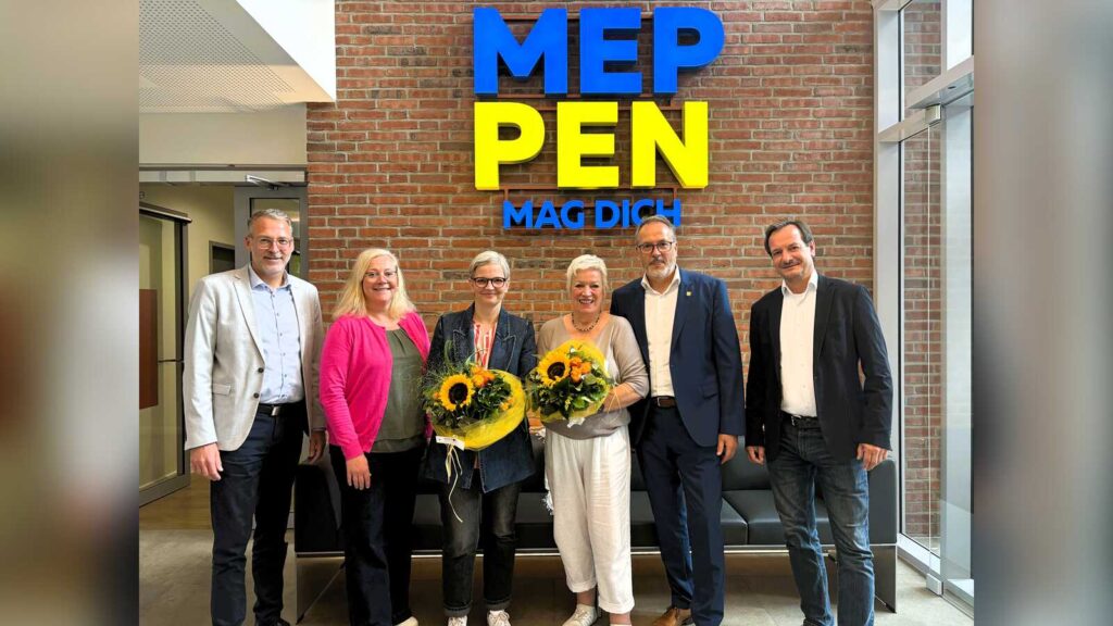 Gruppenfoto im Meppener Rathaus bei der Verabschiedung von Ulla Kleinlosen als Vorsitzende des Kunstkreises