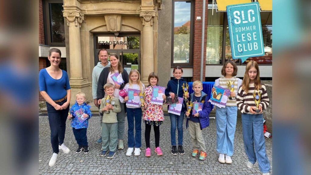 Teilnehmende des Sommerleseclubs beim Abschlussfest vor der Stadtbücherei Coesfeld