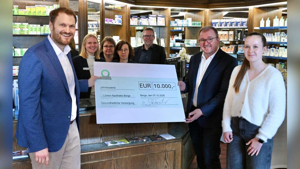 Vertreter von Landkreis, Samtgemeinde und Gesundheitsdienst mit Apothekerin Friederike Kolbeck vor der Löwen-Apotheke in Berge
