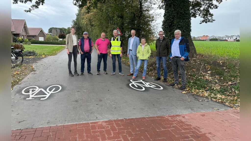 Ratsmitglieder, Bürgermeister Helmut Höke und Vertreter der Baufirma auf dem ausgebauten Busackerweg in Dalum