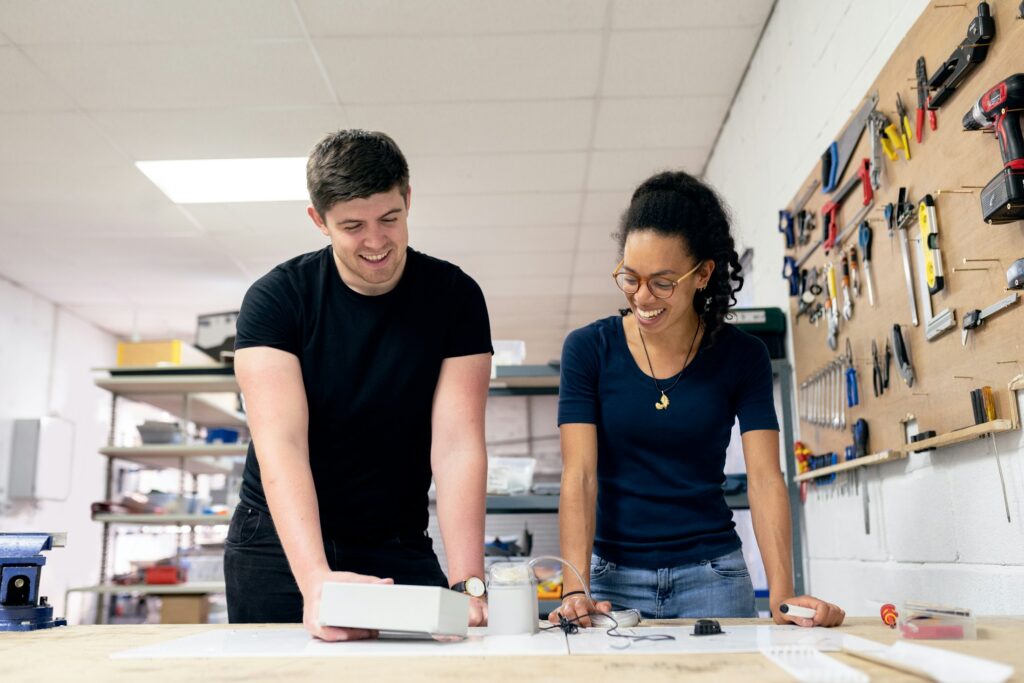 Junge Fachkräfte arbeiten gemeinsam in einer Werkstatt, Symbolbild für Ausbildung und Praxiserfahrung
