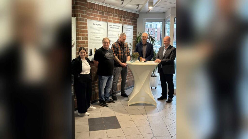 Lisa Schadow, Maximilian Karrasch, Stefan Haupt, Bürgermeister Helmut Höke und Gemeindearchivar Dr. Martin Koers bei der Ausstellungseröffnung in Geeste