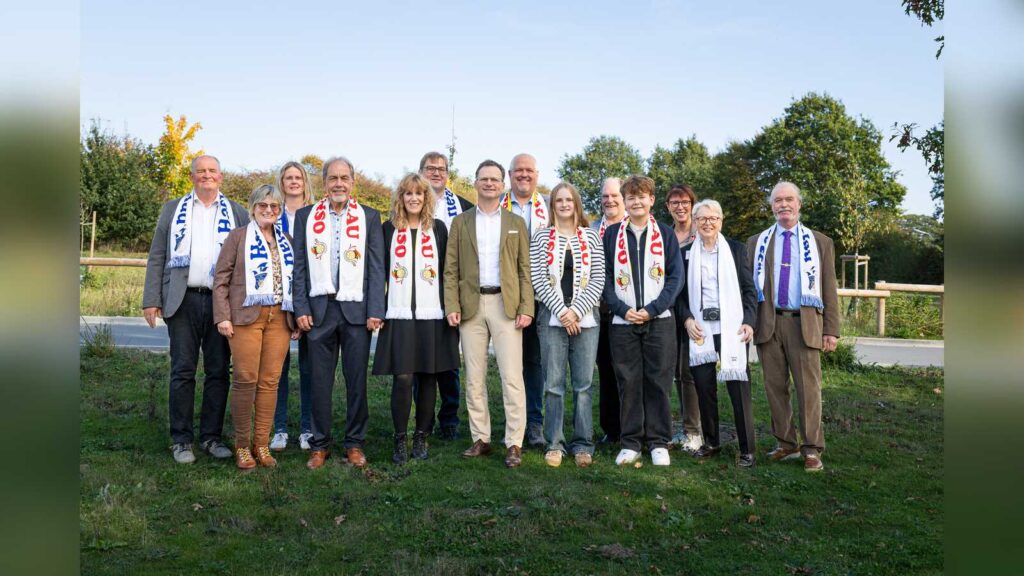 Kreisrat Thomas Könnecker mit Stadtprinzenpaar, Kinder-Stadtprinzenpaar und Vertretern des Bürgerkomitees Osnabrücker Karneval im Kreishaus Osnabrück