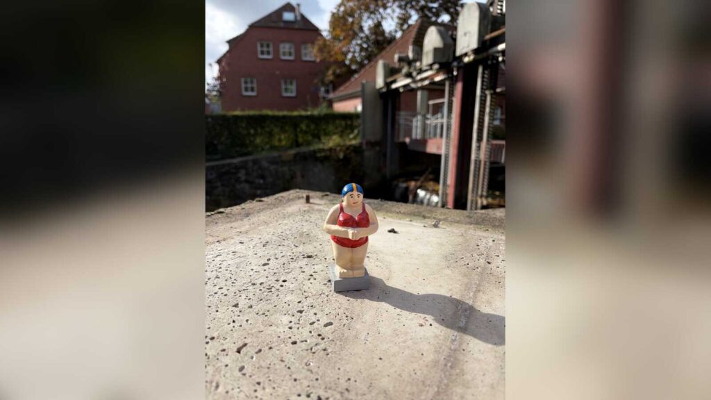 Leerer Sockel der Skulptur Die Badende am Wehr beim Walkenbrückentor in Coesfeld