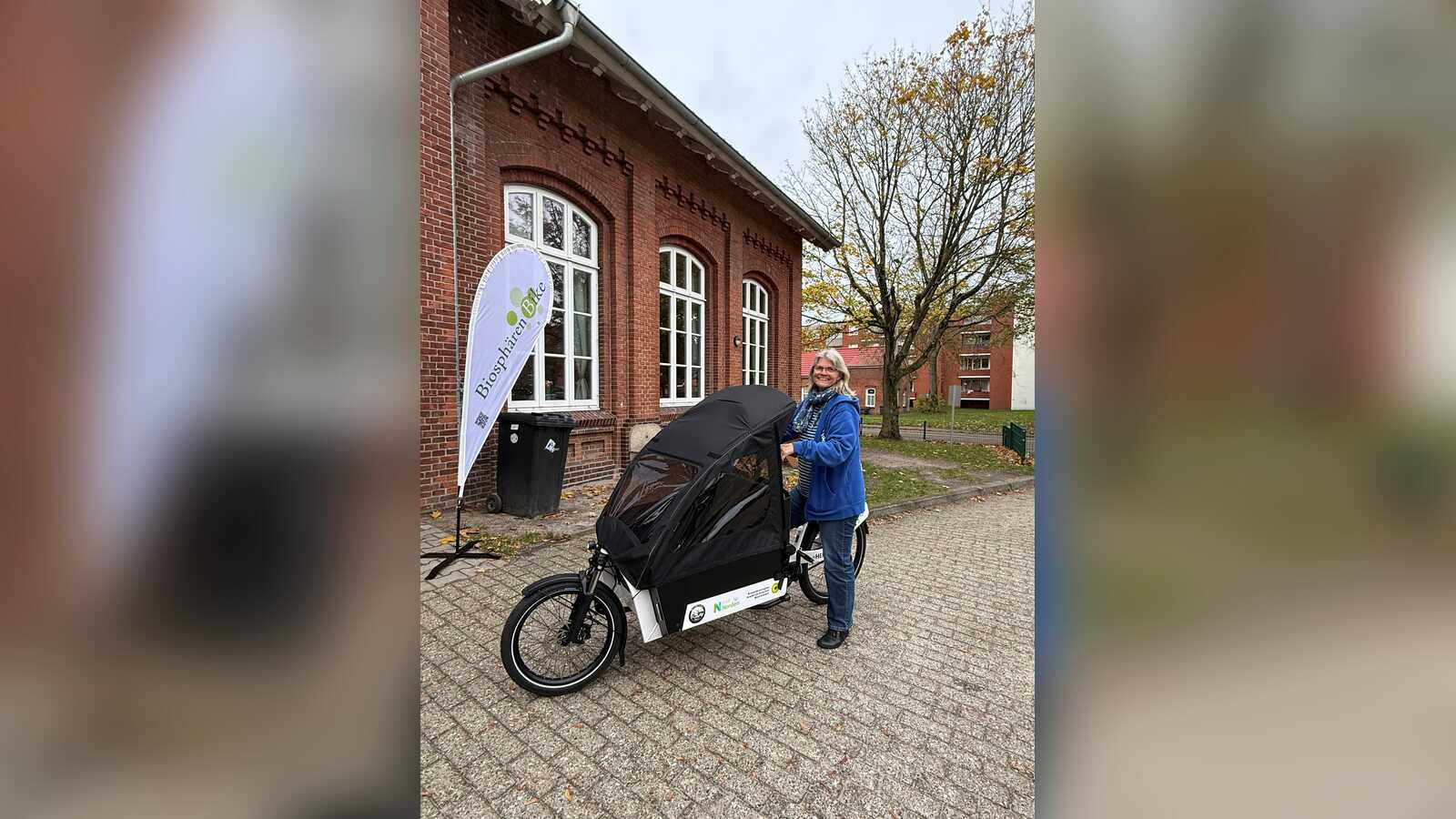 Maike Farny-Carow vom Kinderschutzbund Norden mit dem Lastenrad Hermine