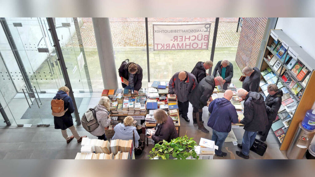 Gebrauchte Bücher auf Tischen im Eingangsbereich der Landschaftsbibliothek beim Bücherflohmarkt