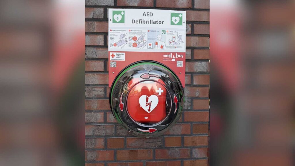 Öffentlich zugänglicher Defibrillator (AED) in einem Wandkasten am Rathaus Esterwegen