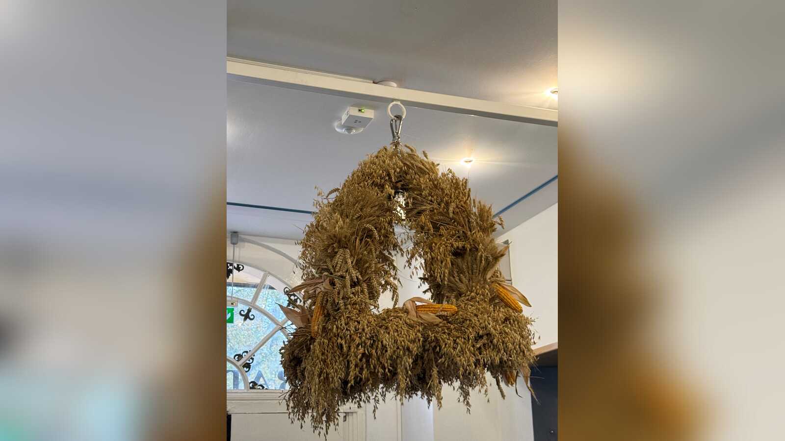 Die Erntekrone hängt im Rathaus der Stadt Norden