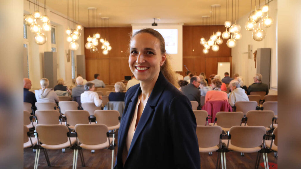Chefärztin Dr. Sonja Römer hält beim Patientenforum im St.-Josefs-Hospital Cloppenburg einen Vortrag über die Notaufnahme
