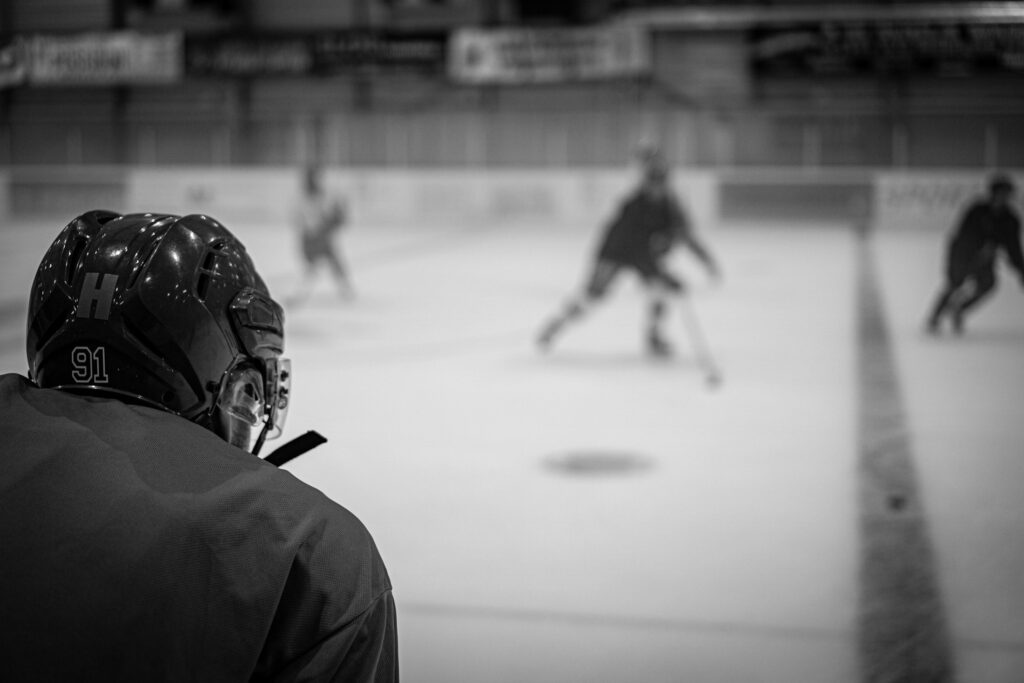 Eishockeyspieler im Zweikampf um den Puck in einer Eishalle