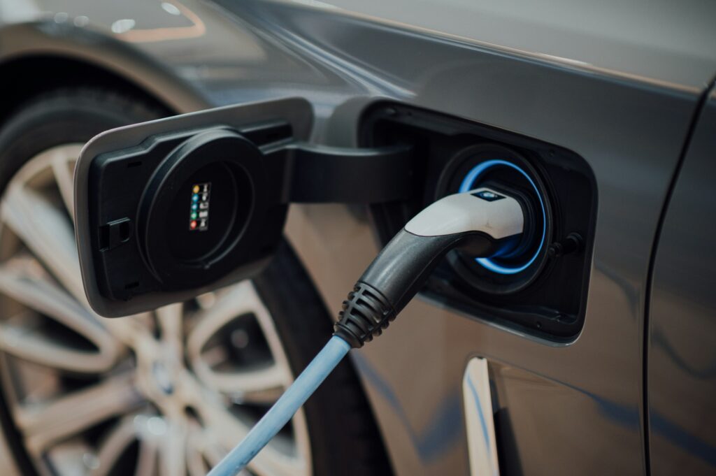 Ladekabel steckt in einem Elektroauto