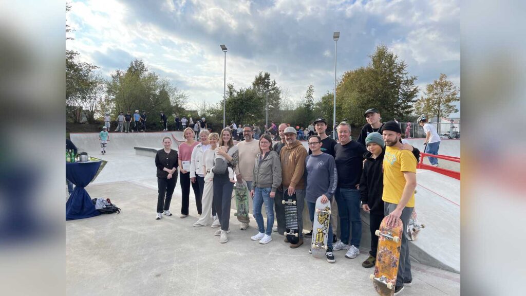 Beteiligte, Sponsoren und Skater mit Skateboards in der neuen Skateanlage am Bahnweg in Coesfeld