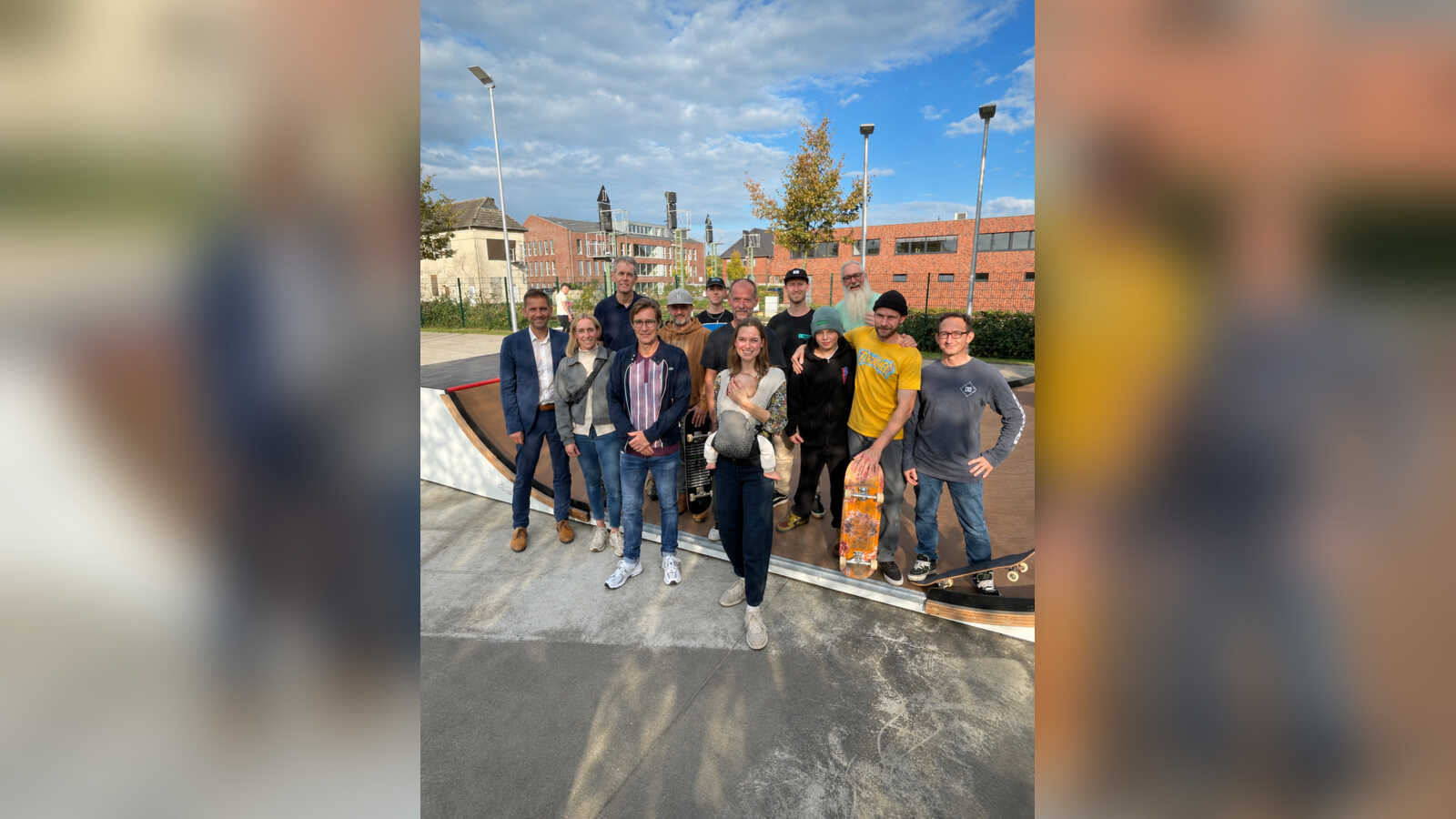 Gruppe von Beteiligten und Skatern an der neuen Miniramp im Skatepark Coesfeld