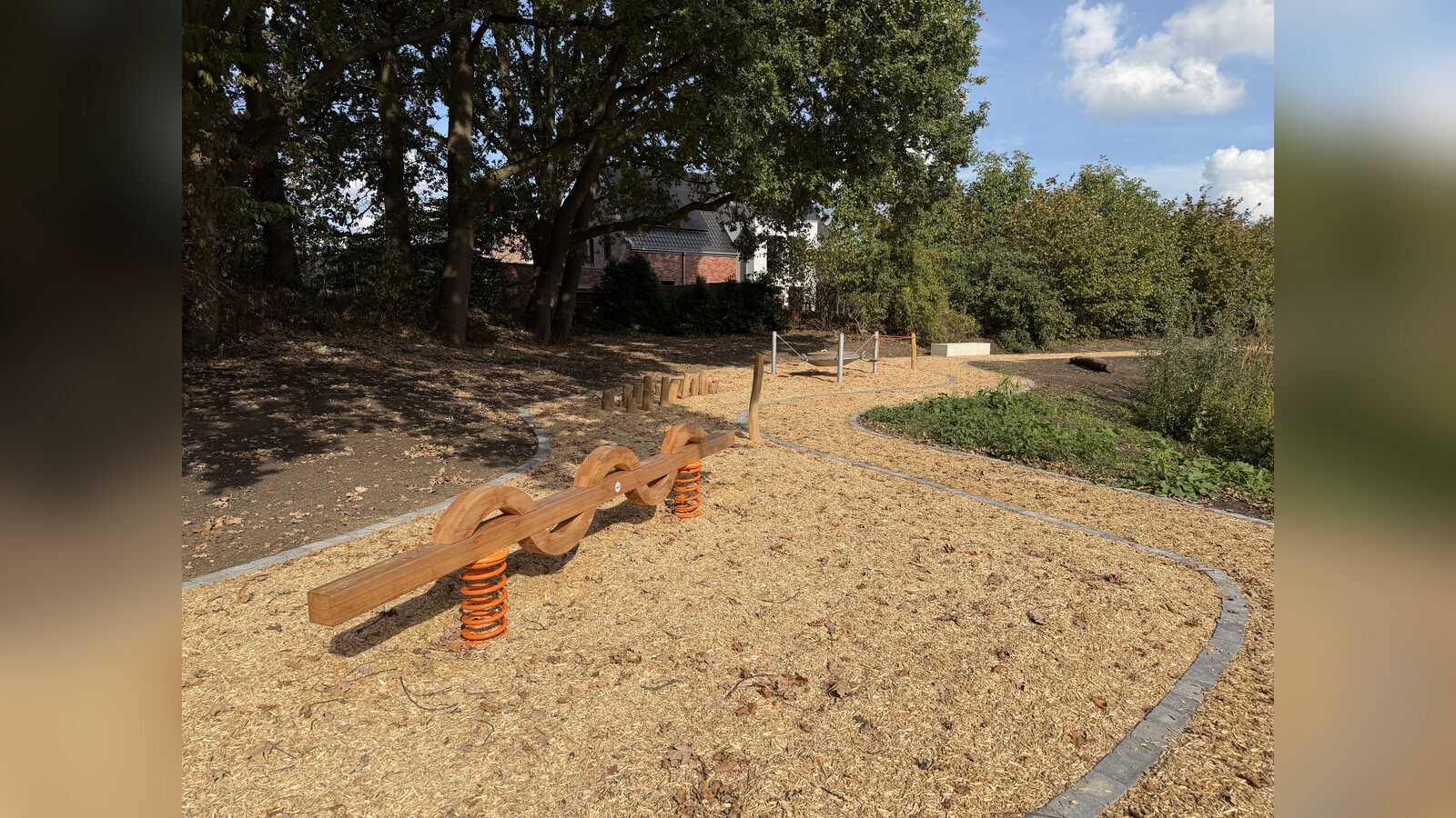 Inklusive Spielgeräte im neuen Windmühlpark in Rhede