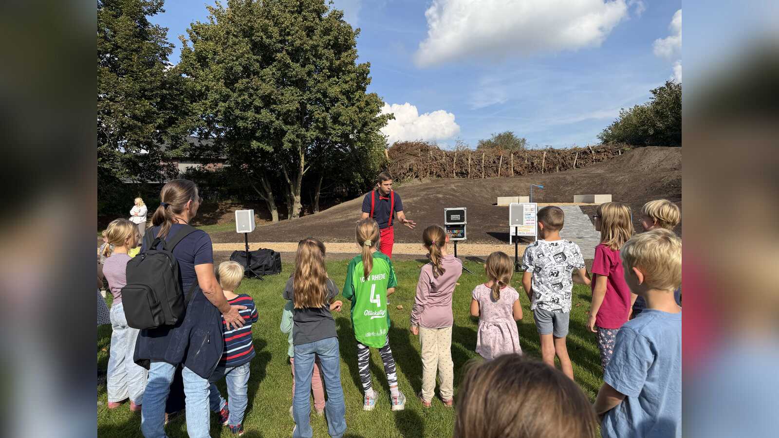 Ein Zauberer unterhält Kinder beim Eröffnungsfest des Windmühlparks in Rhede