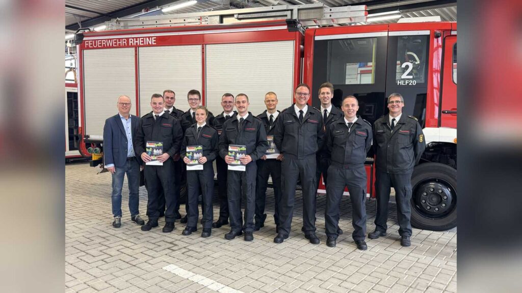 Neue Brandmeisteranwärter der Feuerwehr Rheine mit Mathias Krümpel, Ausbildungsteam und Feuerwehrleitung