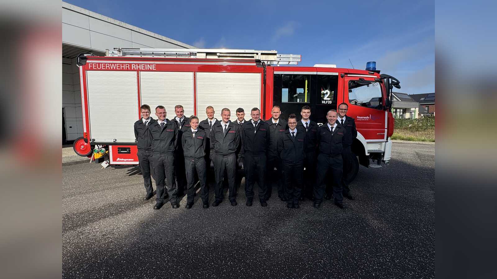 Alle elf Brandmeisteranwärter des neuen Lehrgangs bei der Feuerwehr Rheine mit Ausbildern