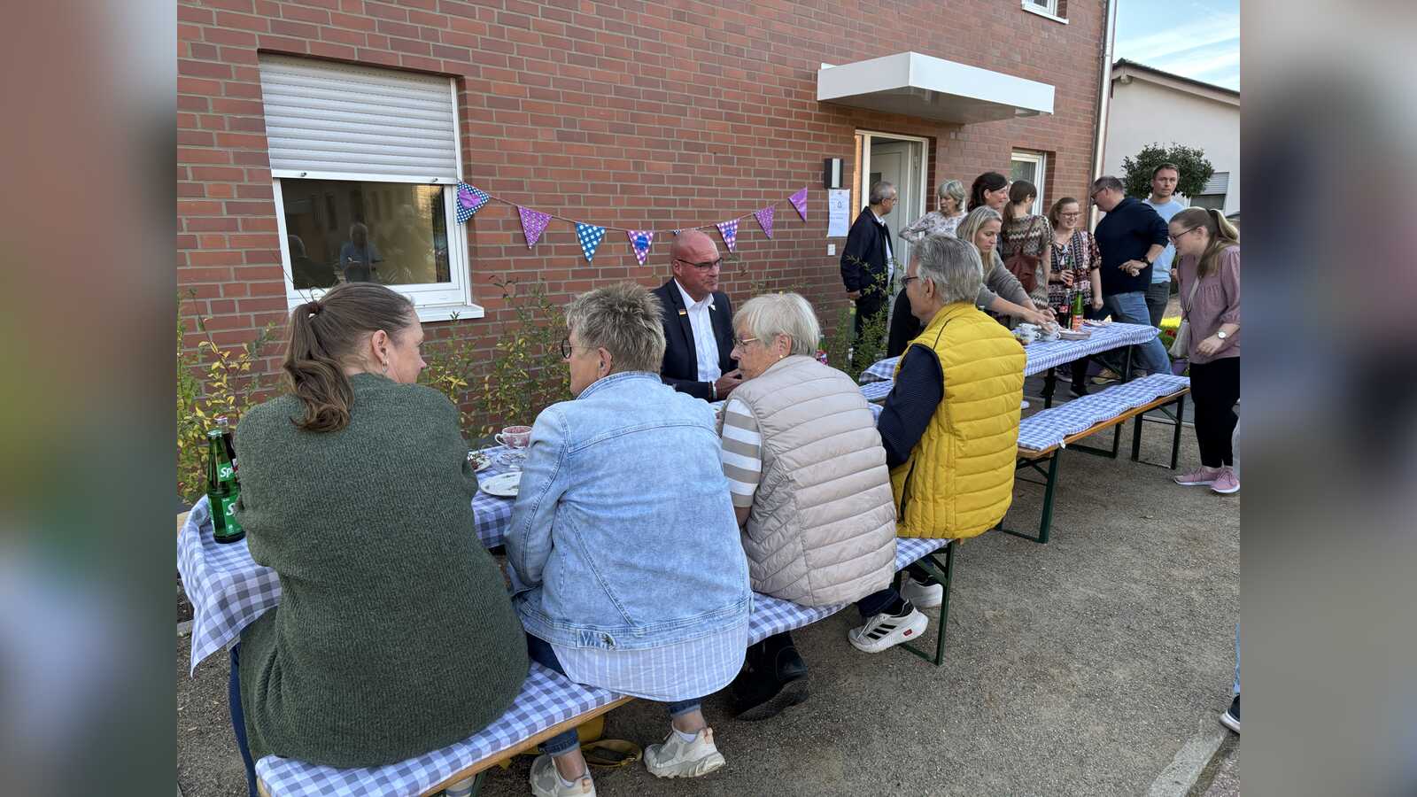 Besucher beim Mobilen Offenen Treff in der neuen Unterkunft am Dorbröker in Rhede