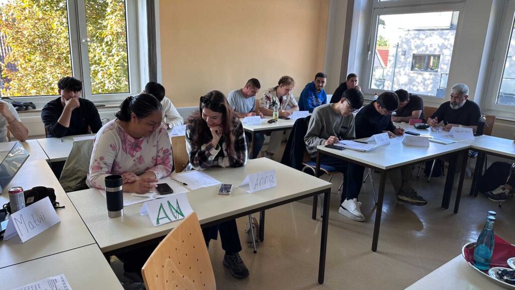 Teilnehmende des Jiddisch-Workshops der VHS Meppen mit Referentin Dr. Jasmina Huber