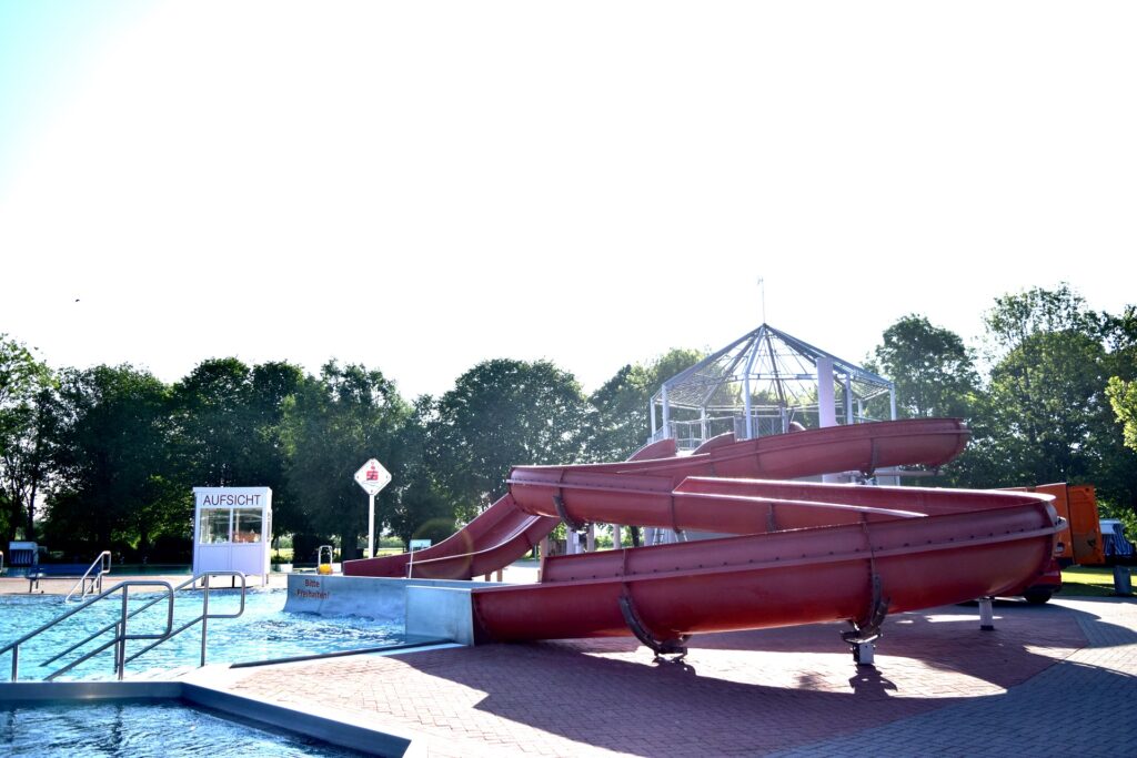 Wasserrutschen im Freibad Isums in Wittmund