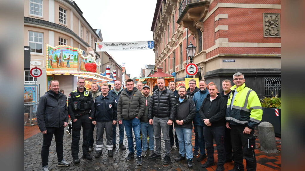 Vertreterinnen und Vertreter von Stadt, Polizei, Rettungsdiensten und Schaustellern bei der Lagebesprechung zum Gallimarkt 2026